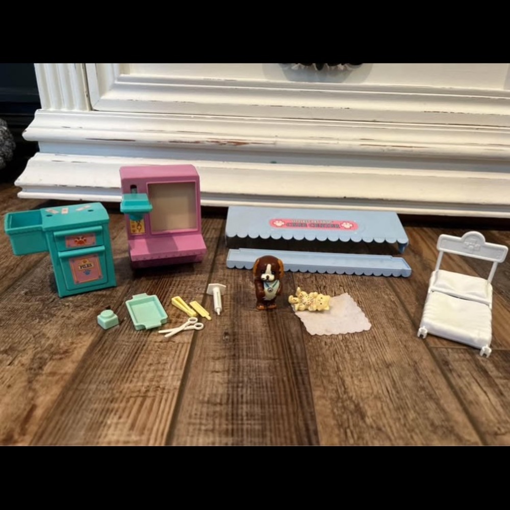 Vintage Littlest Pet Shop Care
Center